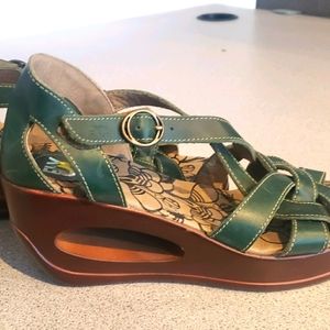 Fly London hollow wedge Green leather shoe size 9